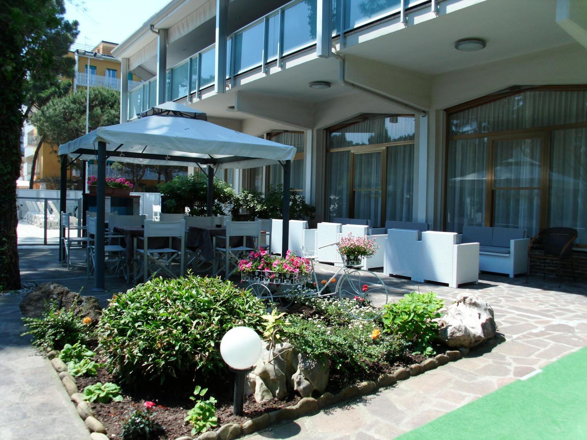 Hotel Sahara Milano Marittima Exterior foto