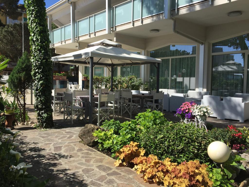 Hotel Sahara Milano Marittima Exterior foto